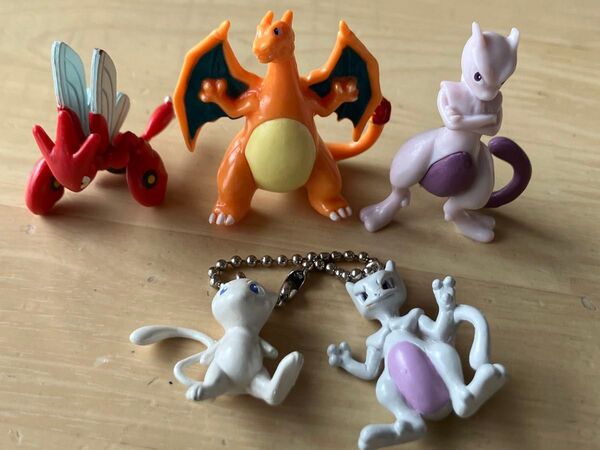 ポケモン ミニフィギュア&キーホルダー ミュウ、ミュウツー、リザードン、ハッサム