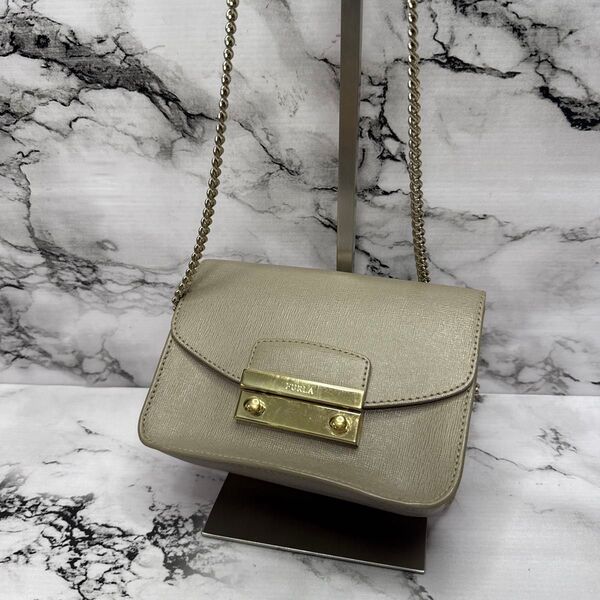 (美品)大人気、フルラ、メトロポリス、人気色、オールレザー、シボ革、金チェーン、FURLA、チェーンショルダーバッグ、大人気モデル