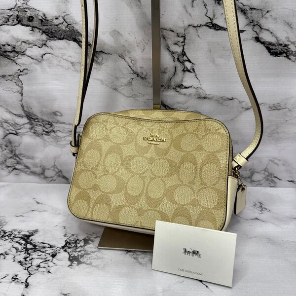 (美品)大人気、コーチ、カメラバッグ、PVC地、茶シグ、金ロゴ、人気色、クリーム、 斜め掛け、COACH、 プレゼントにも