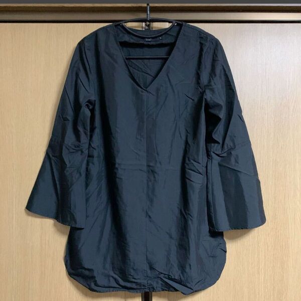 送料無料◆美品 AZUL BY MOUSSY Vネック フレアスリーブ ロング長袖ブラウス◆レディースS 黒トップス カットソー