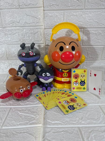 アンパンマンのお菓子入れ、 とびだせ! アンパンマンごうvsだだんだんセットばいきんまんフィギュア、トランプの5点セット