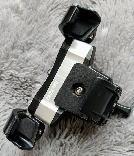 【スマホホルダー】デイトナ バイク用スマートフォンホルダー3 リジットタイプ 品番17232