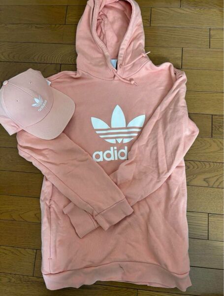 adidas ピンクパーカー ロゴ入り