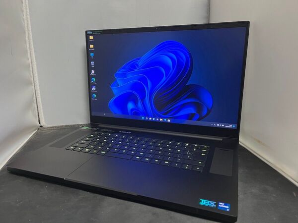 Razer Blade 17 /i7-11800H/32GB/RTX3060