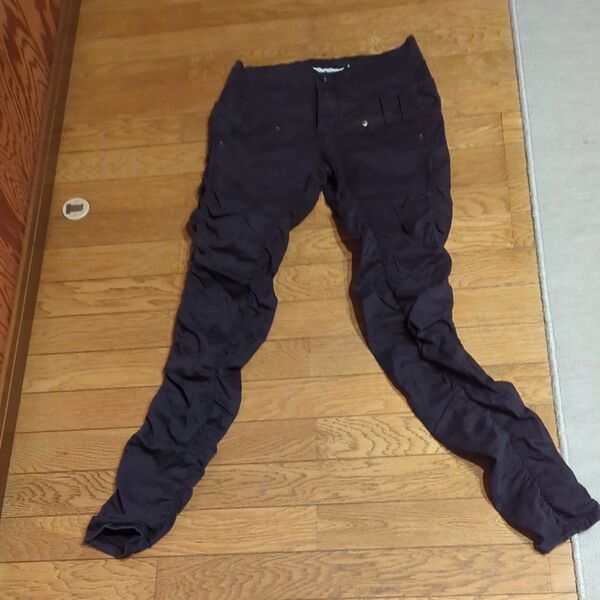 レディース パンツ 黒のクシュクシュ