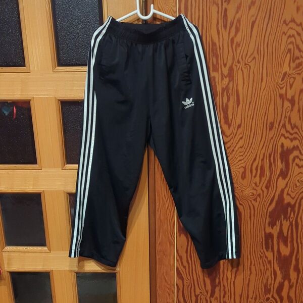 adidas ジャージ ズボン 黒 スリーストライプス