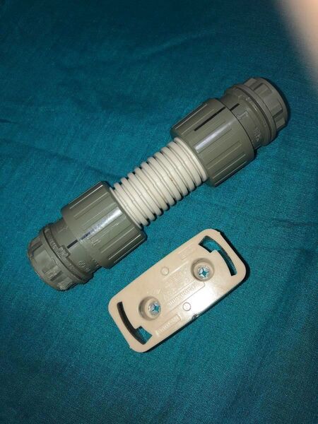 電気工事士試験電材 角型引掛シーリング フレキ ボックスコネクタPF16×2 絶縁ブッシング×2 差込コネクタ4極用