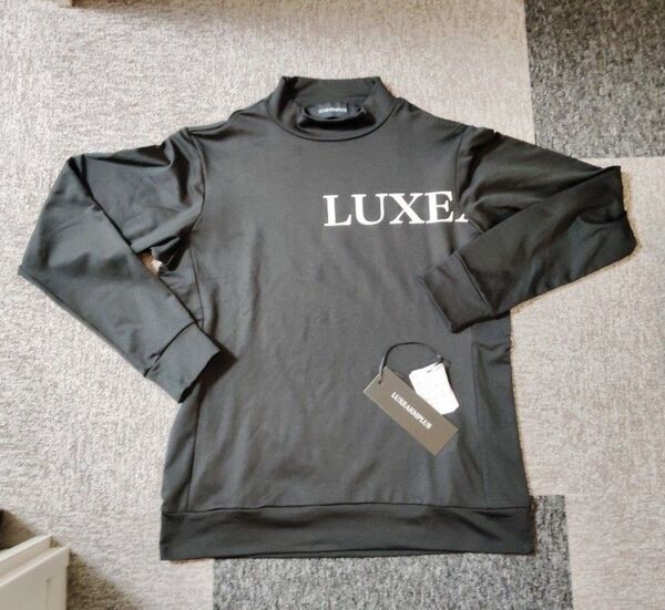 LUXEAKMPLUS リュクスエイケイエムプラス ゴルフ 光沢ロゴモックネックTシャツ