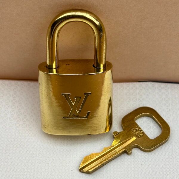 美品!LOUIS VUITTON ルイヴィトン 南京錠 カデナ パドロック キー 319番 ゴールド 鍵 小物