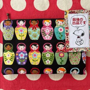 【621】■可愛らしいマトリョーシカの絵柄が、いつもの持ち物を華やかに彩ります■ハンドメイド フラットポーチ USAコットン 生地