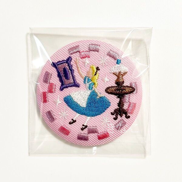 ディズニー Disney Characters 刺繍缶バッジ ふしぎの国のアリス