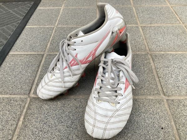 中古品 23.5cm ミズノ モナルシーダ ネオ 3 プロ PRO サッカースパイク ホワイト 白 赤 サッカー用