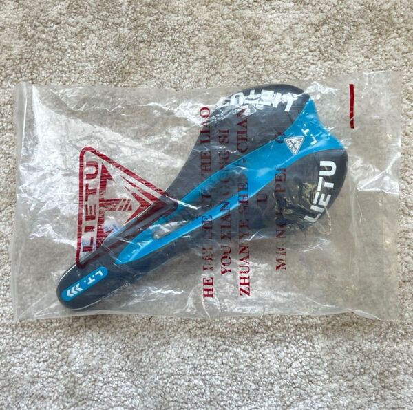 サドル 薄型 自転車 ロードバイク クロスバイク マウンテンバイク スリム 穴あき お尻が痛く無い 防水 軽量