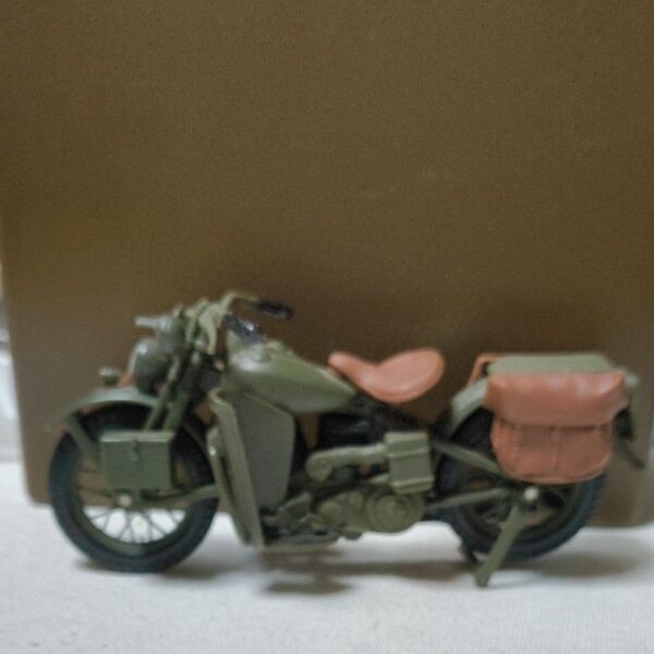 マイスト社製の1/18スケール、ハーレーダビッドソンWLAフラットヘッド1942年モデルのミニカー サイドバッグ付き レトロ