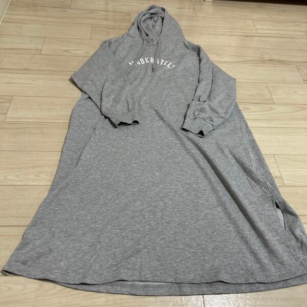 パーカーワンピース グレー ロゴ入り