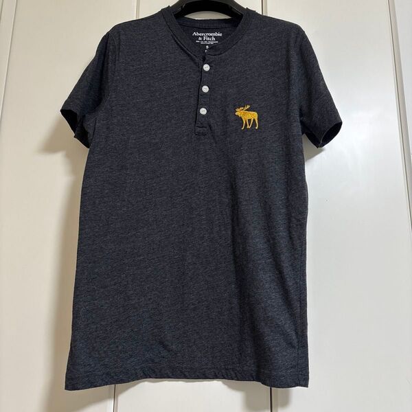 美品★Abercrombie & Fitch ヘンリーネックTシャツ Sサイズ(日本製S〜M)グレーBIGマーク