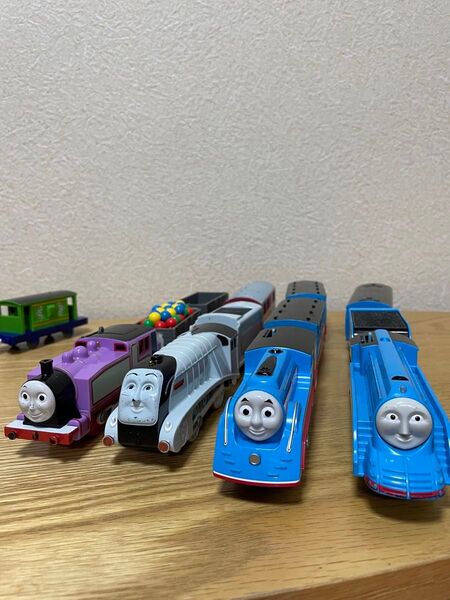 きかんしゃトーマス プラレール シューティングスターゴードン トーマス ロージー スペンサー 車庫付き