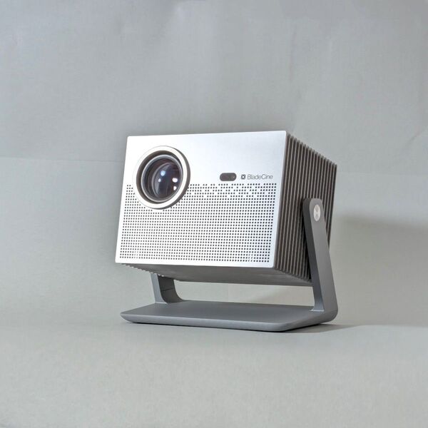 Bladecine Cube 600 ジンバル付き高性能プロジェクター