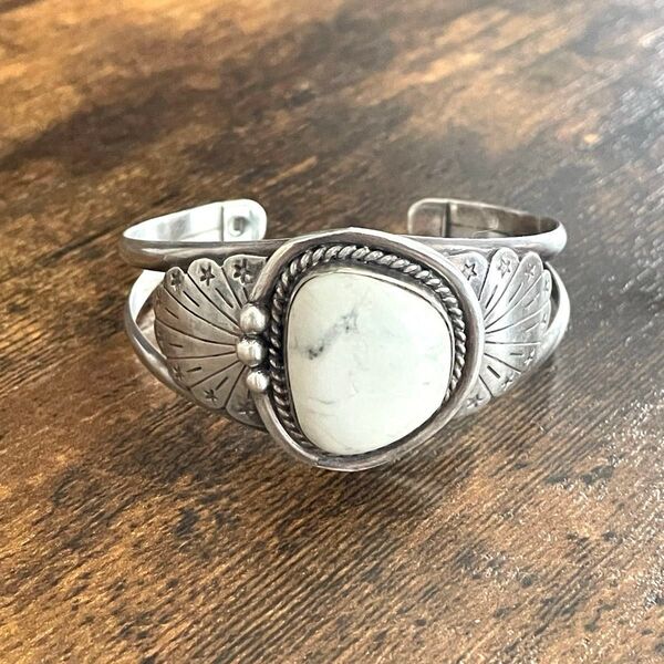インディアンジュエリー ナバホ族 バングル シルバー SILVER 925 彫刻 ホワイトターコイズ