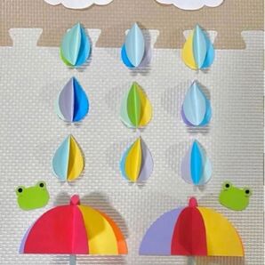 壁面飾り 保育園 かえる かさ 雨粒 梅雨 掲示板 季節 画用紙 保育園 幼稚園 保育 製作 葉っぱ 壁面飾り ハンドメイド