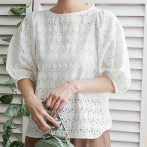 カット刺繍バルーンスリーブブラウス レース アーバンリサーチ ドアーズ 白 半袖ブラウス ホワイト アイレット