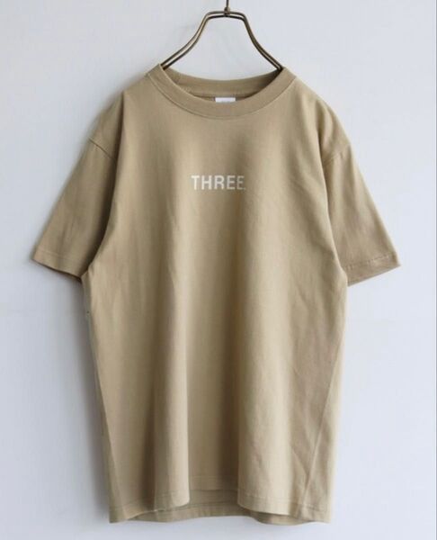shemoshelly 5.6オンスナンバリングロゴTシャツ カーキ ベージュ L Tシャツ 半袖