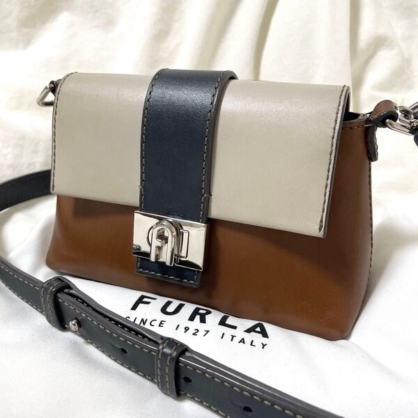 美品【FURLA】高級本革 クロスボディ ミニショルダーバッグ アーチロゴ