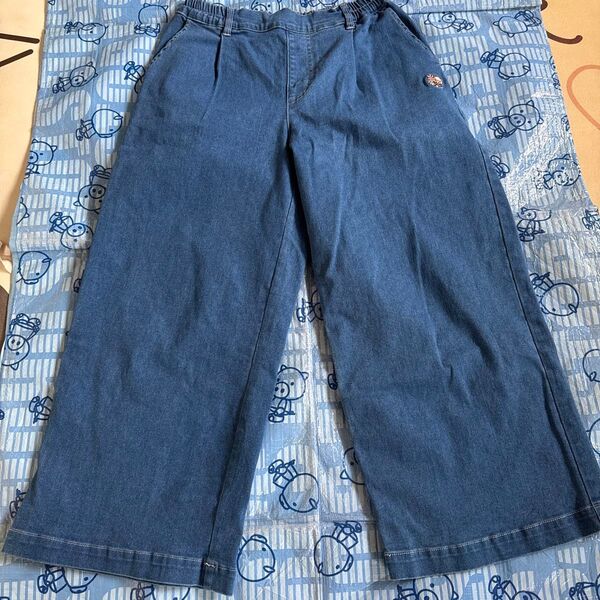ドラッグストアーズ 豚ちゃん付きストレッチワイドパンツ(美品)