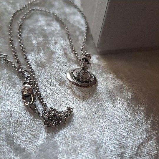 美品 ヴィヴィアンウエストウッド プチオーブ ハウライト シルバーホワイト ネックレス アクセサリー