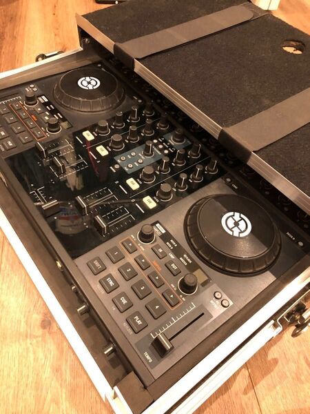 中古品NATIVE INSTRUMENTS TRAKTOR KONTROL S4 PCDJ