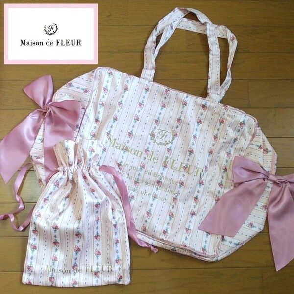 新品 メゾンドフルール フラワープリント ボストンバッグ ポーチ付き ピンク 花柄 リボン ストライプブーケ Mサイズ 旅行バッグ