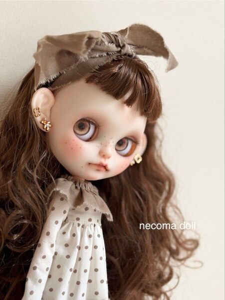 【necoma doll】ブラウンヘアのそばかす白肌ちゃん◆アウトフィット付き