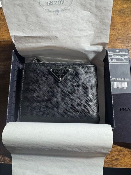 今ならおまけ付き!!PRADA サフィアーノトライアングル 二つ折り財布