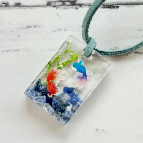 ハンドメイドキーホルダー レジン 金魚 天然石 ハンドメイド ストラップ