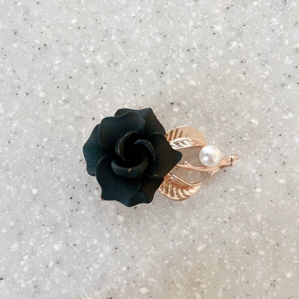 黒薔薇のブローチ ヴィンテージ アンティーク風 海外製品