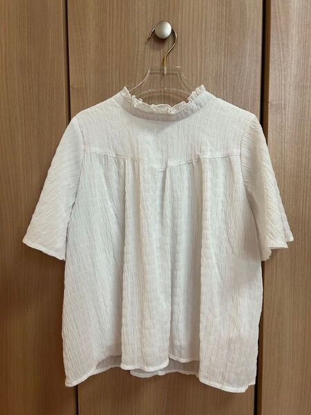 (美品)フリルネック ホワイト シャツ 半袖 シャーリングブラウス オフィス M
