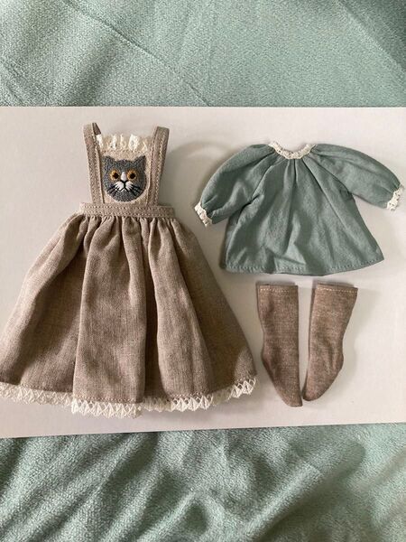 リカちゃん アウトフィット ディーラー製 猫の刺繍 ジャンパースカート くすみ緑のトップス 靴下 3点セット 1/6ドールサイズ