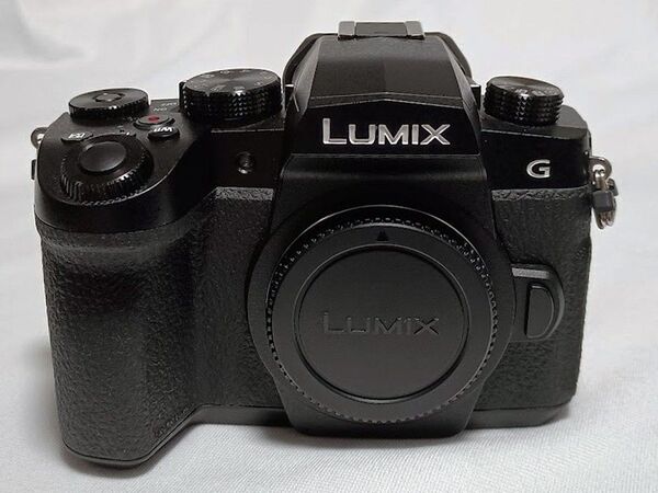 〈美品〉パナソニック LUMIX「DC−G99D」ボディ(純正予備バッテリー付)ショット数:約3200