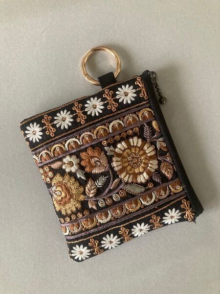529/インド刺繍リボン丸カラビナ付きミニポーチ