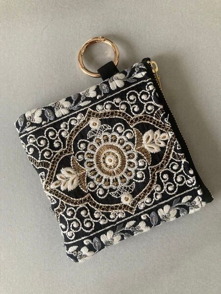 530/インド刺繍リボン丸カラビナ付きミニポーチ