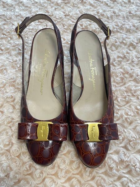 サルヴァトーレフェラガモ FERRAGAMO パンプス ローヒール 茶色 23.5