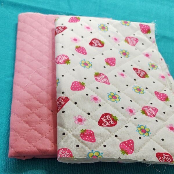 キルティング2枚セット およそいちご50×35センチ、ピンク33×56センチ