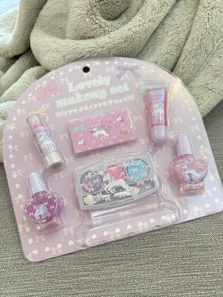 【新品未使】ラブリーメイクアップ・1リップカラー2リップグロス3シール4ネイルカラー2色5・3色アイシャドウパレット・キッズメイク