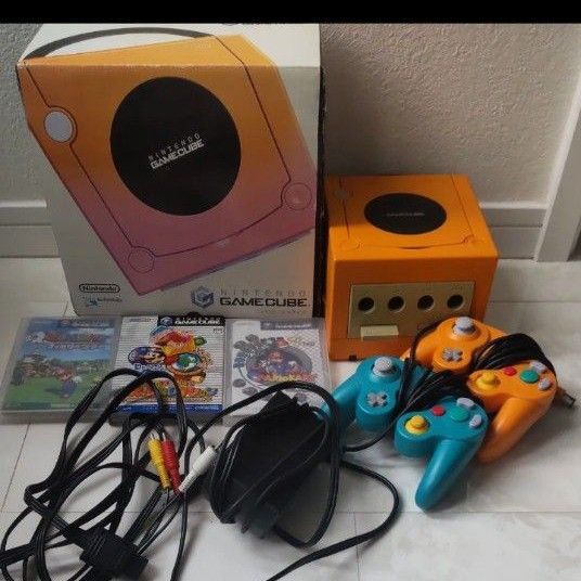 ゲームキューブ本体 オレンジ コントローラー2個ソフト3個 マリオゴルフファミリーツアー マリオカート パズルコレクション