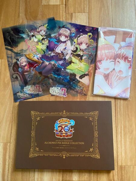 リディー&スールのアトリエ グッズセットとアトリエ20周年錬金術師ピンバッジコレクション
