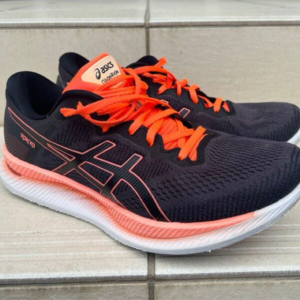 《週末限定値下げ》asics ランニングシューズGLIDERIDE ブラック/サンライズレッド TOKYOカラー 27.0cm