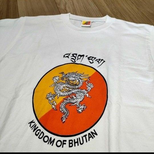 【 入手困難】ブータン王国 国旗絵柄 Tシャツ 36