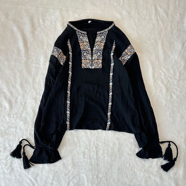 Ungrid アングリッド エンブロイダリーブラウス エスニック リボン袖 ブラック 刺繍ブラウス レーヨントップス 長袖シャツ