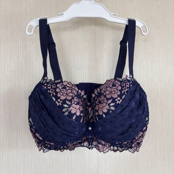 定価6,090円!【タグ付新品】グンゼ Tuche 花柄レース ブラジャー f65 脇高 刺しゅう レース