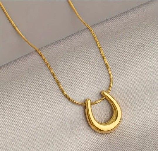 【新品未使用】ホースシュー 馬蹄ネックレス スネークチェーン サージカルステンレス製 金属アレルギー対応 ゴールド系